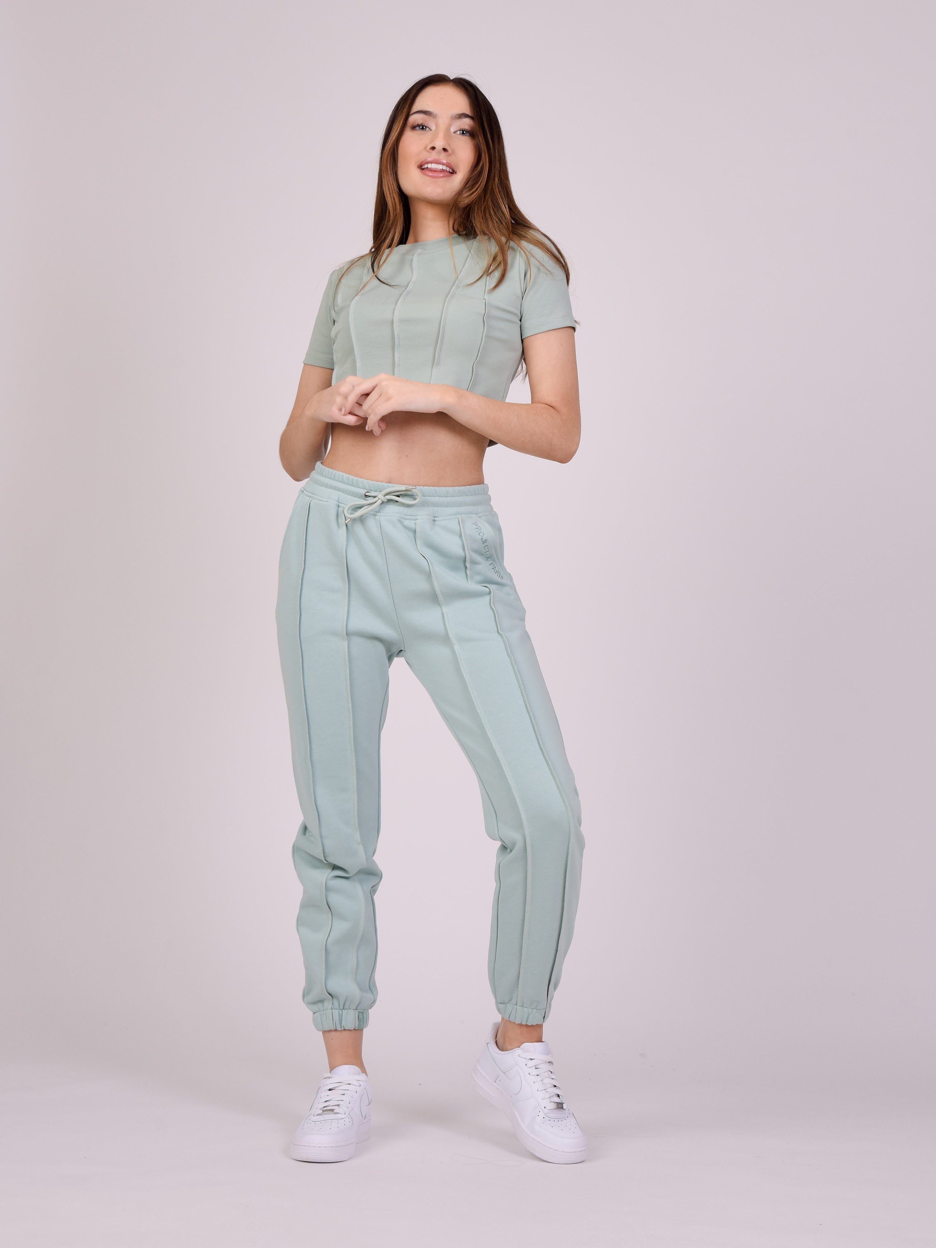 Bas de jogging avec bords surfilés