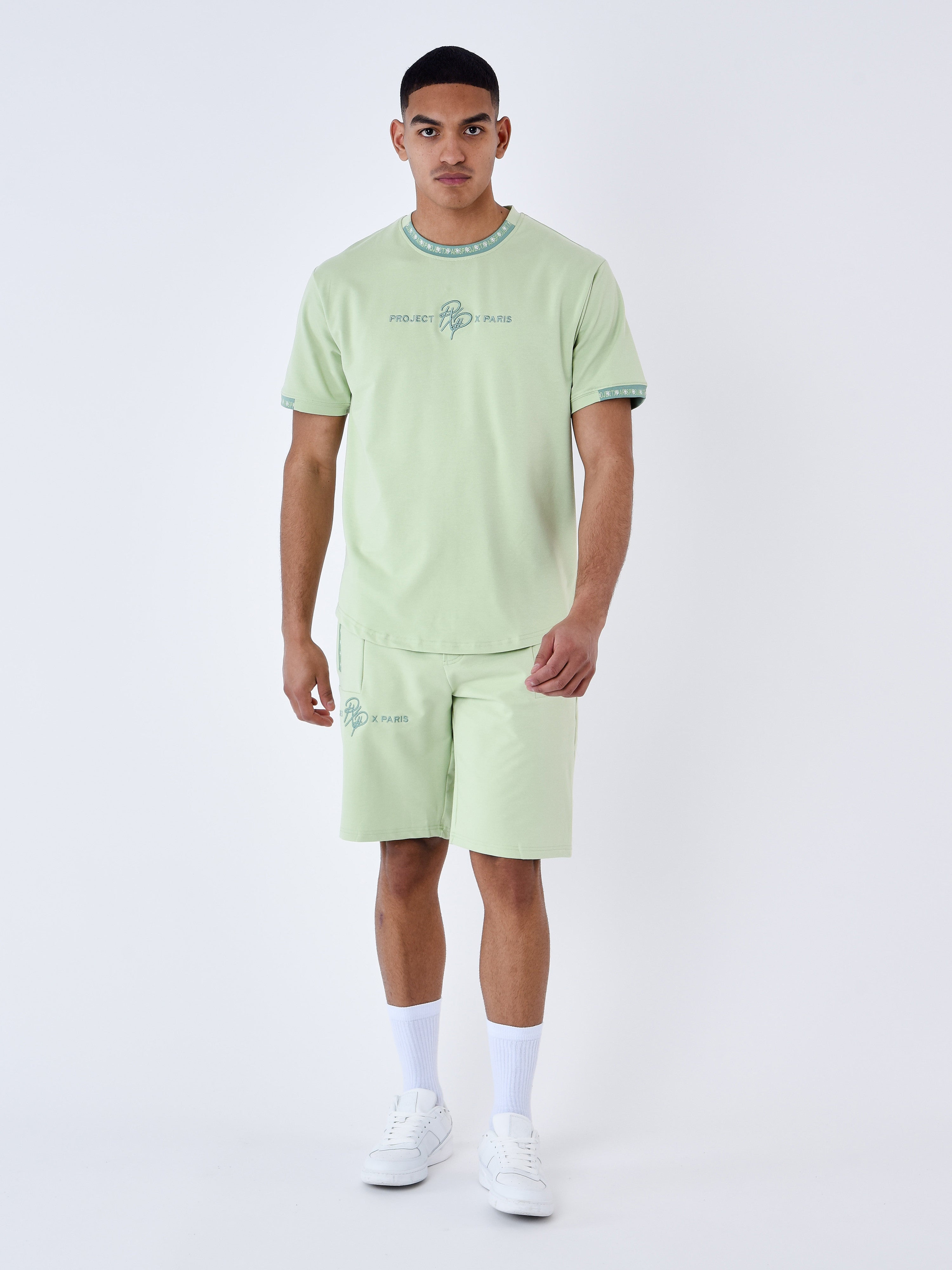 Short uni avec bande logo