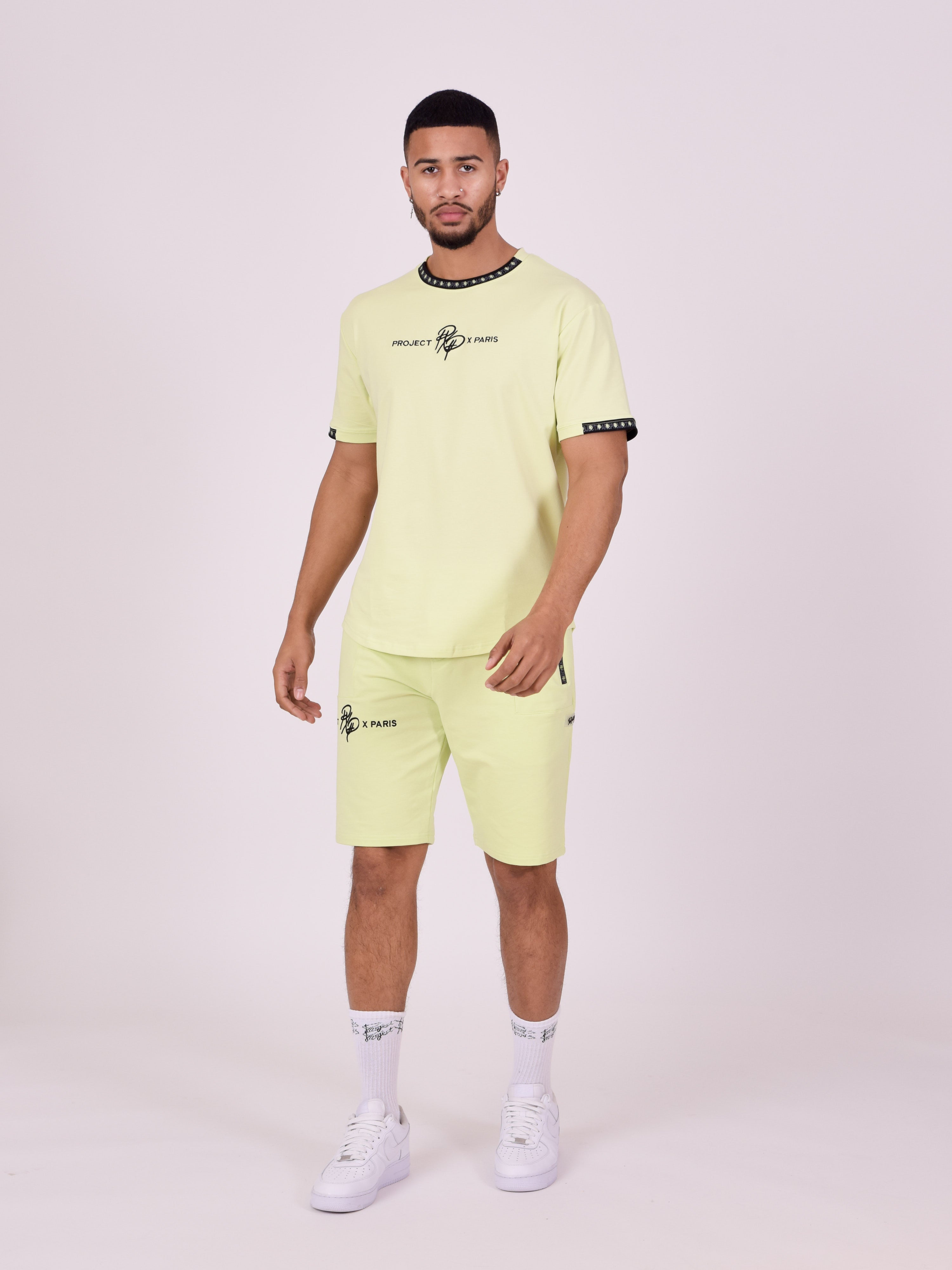 Short uni avec bande logo