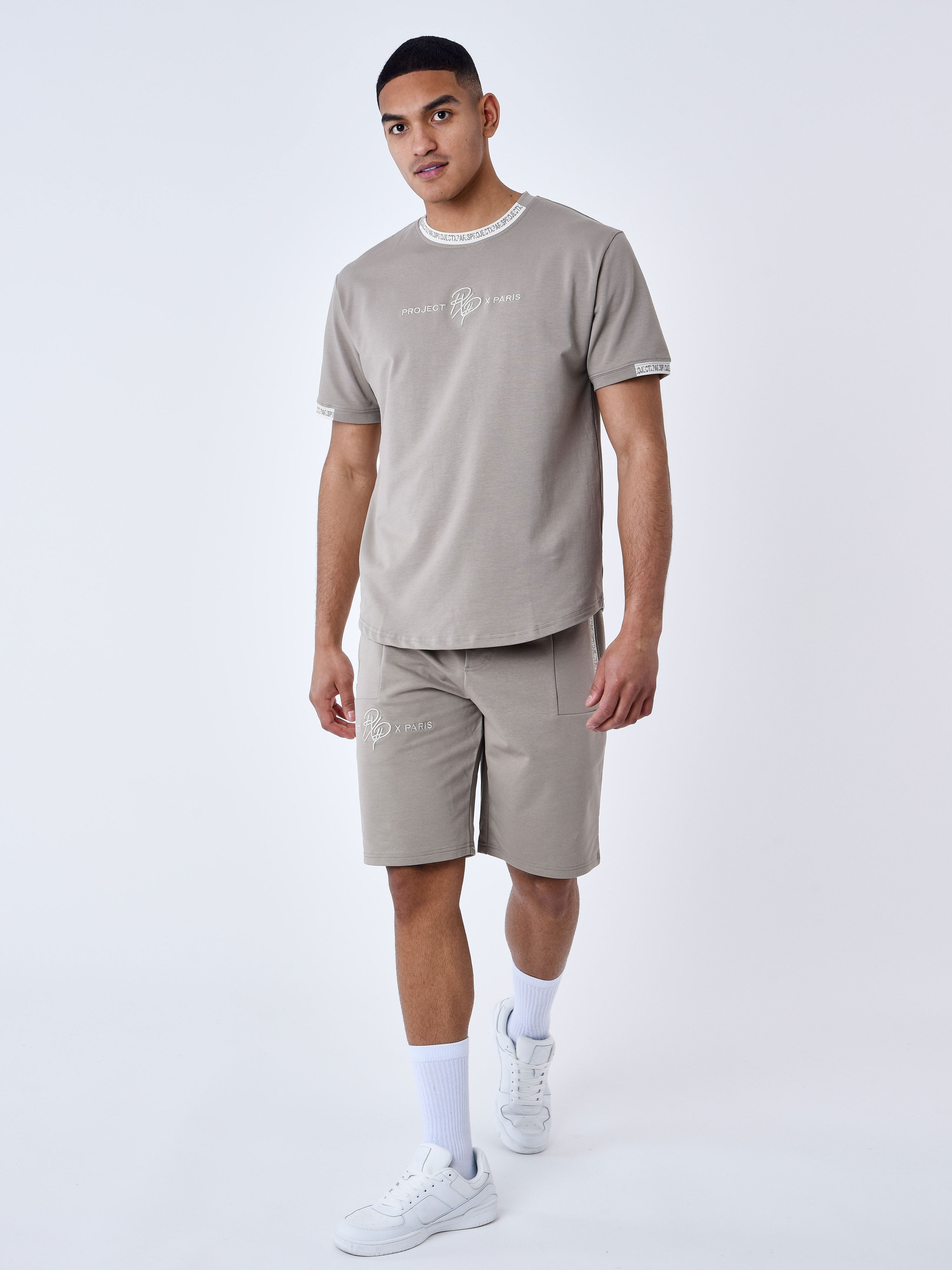 Short uni avec bande logo