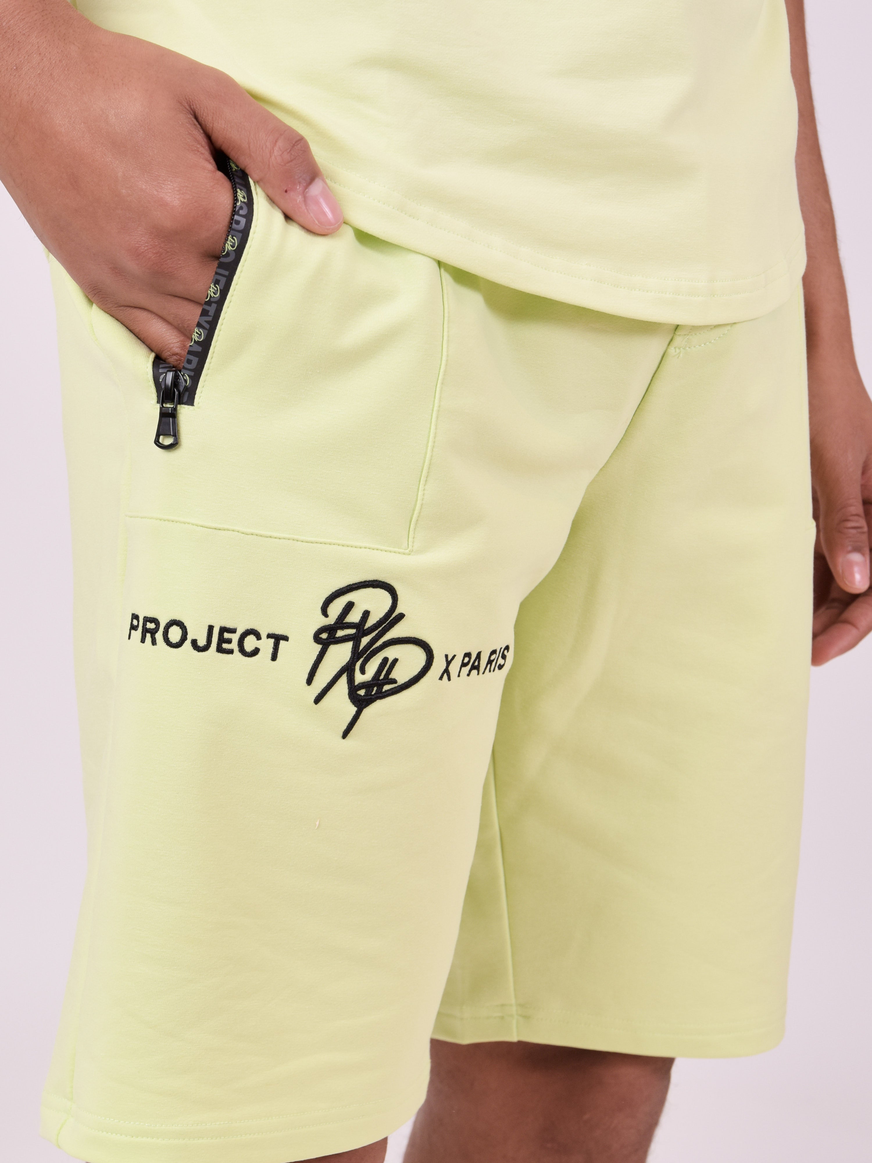 Short uni avec bande logo