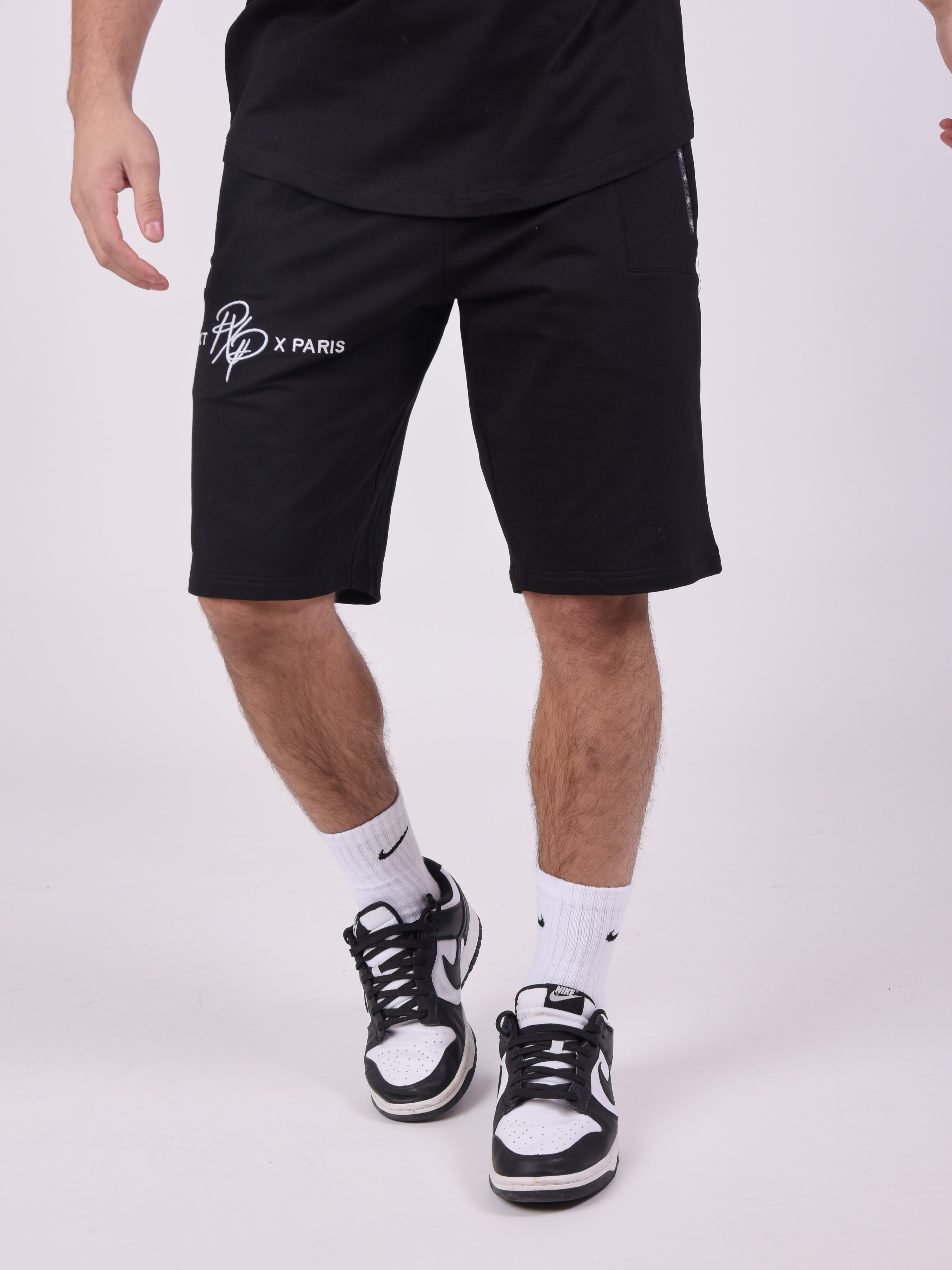 Short uni avec bande logo