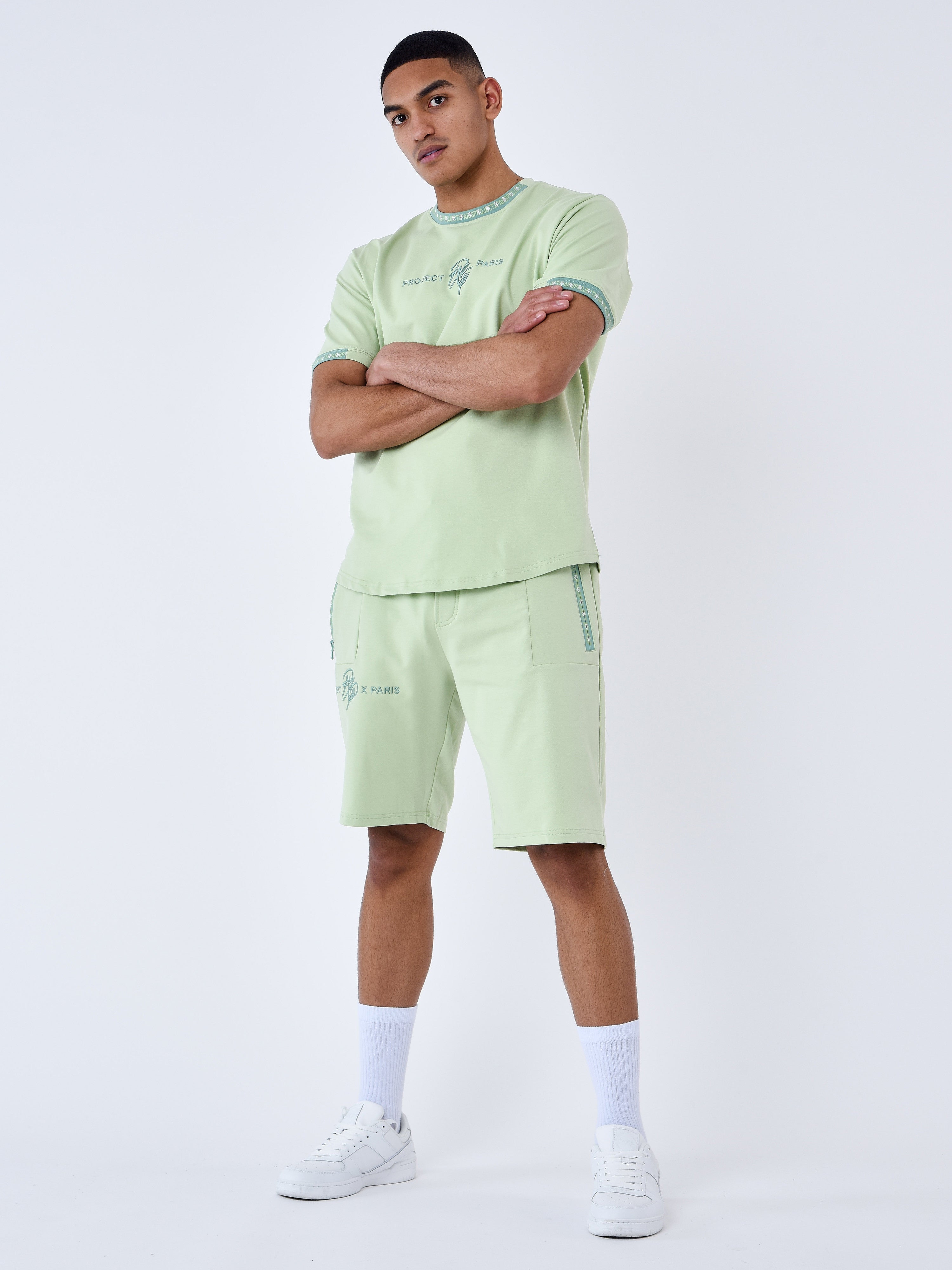 Short uni avec bande logo