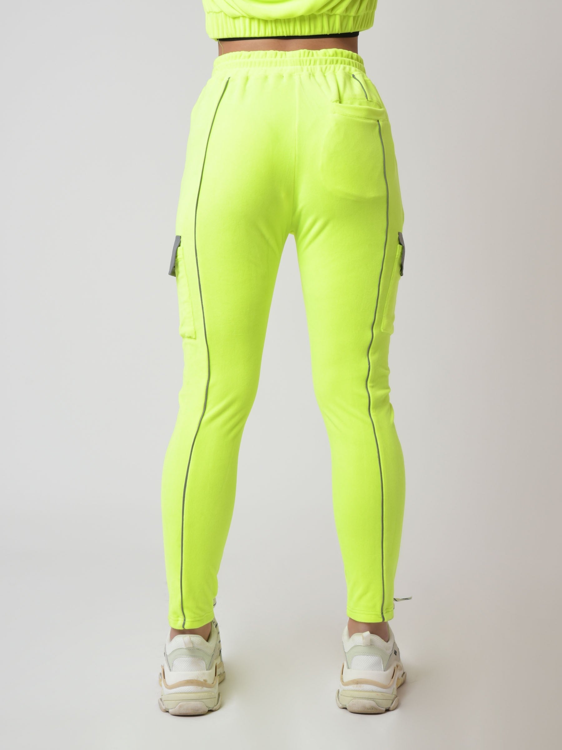 Bas de jogging velvet type cargo à piping réfléchissant