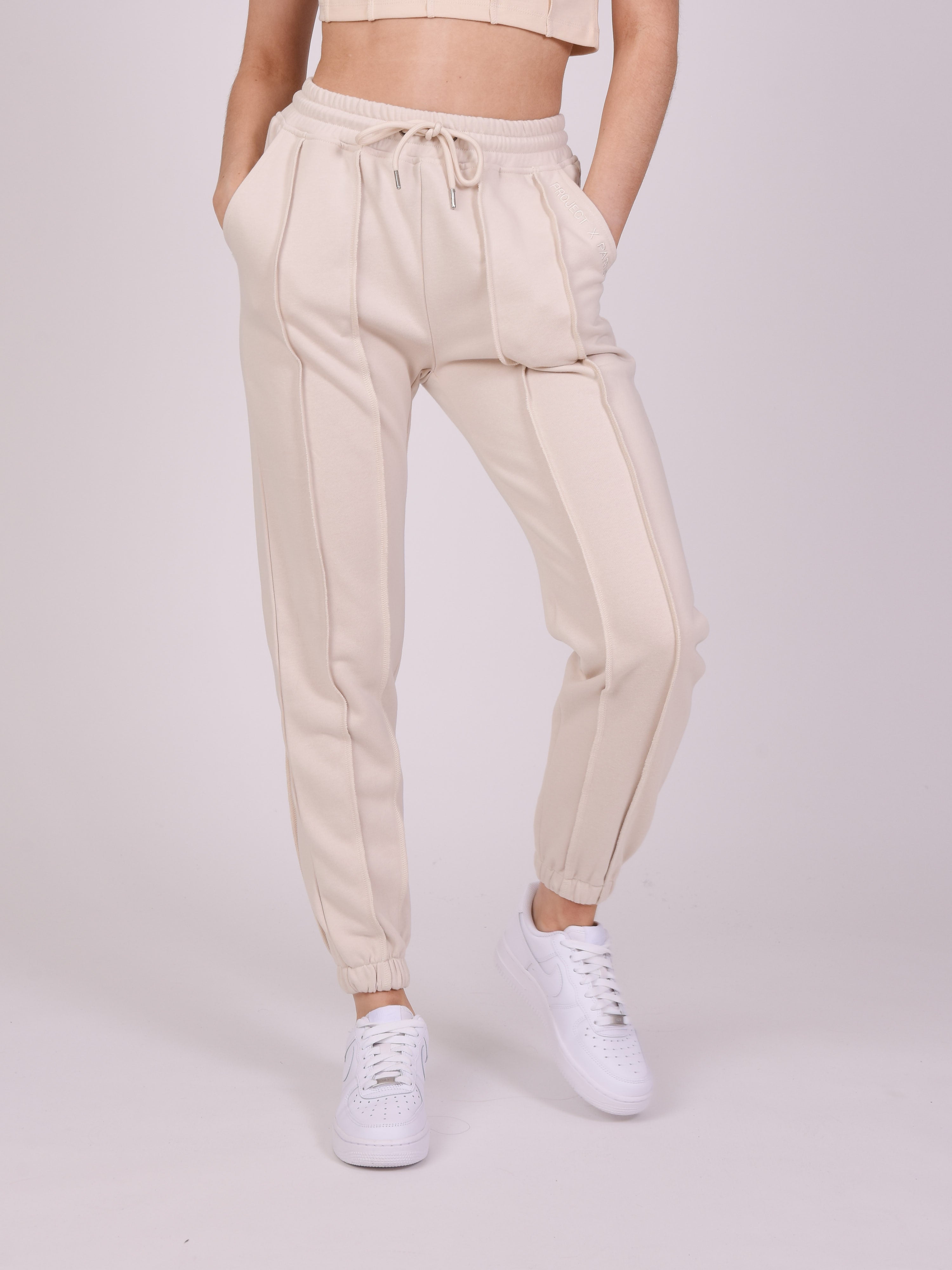 Bas de jogging avec bords surfilés