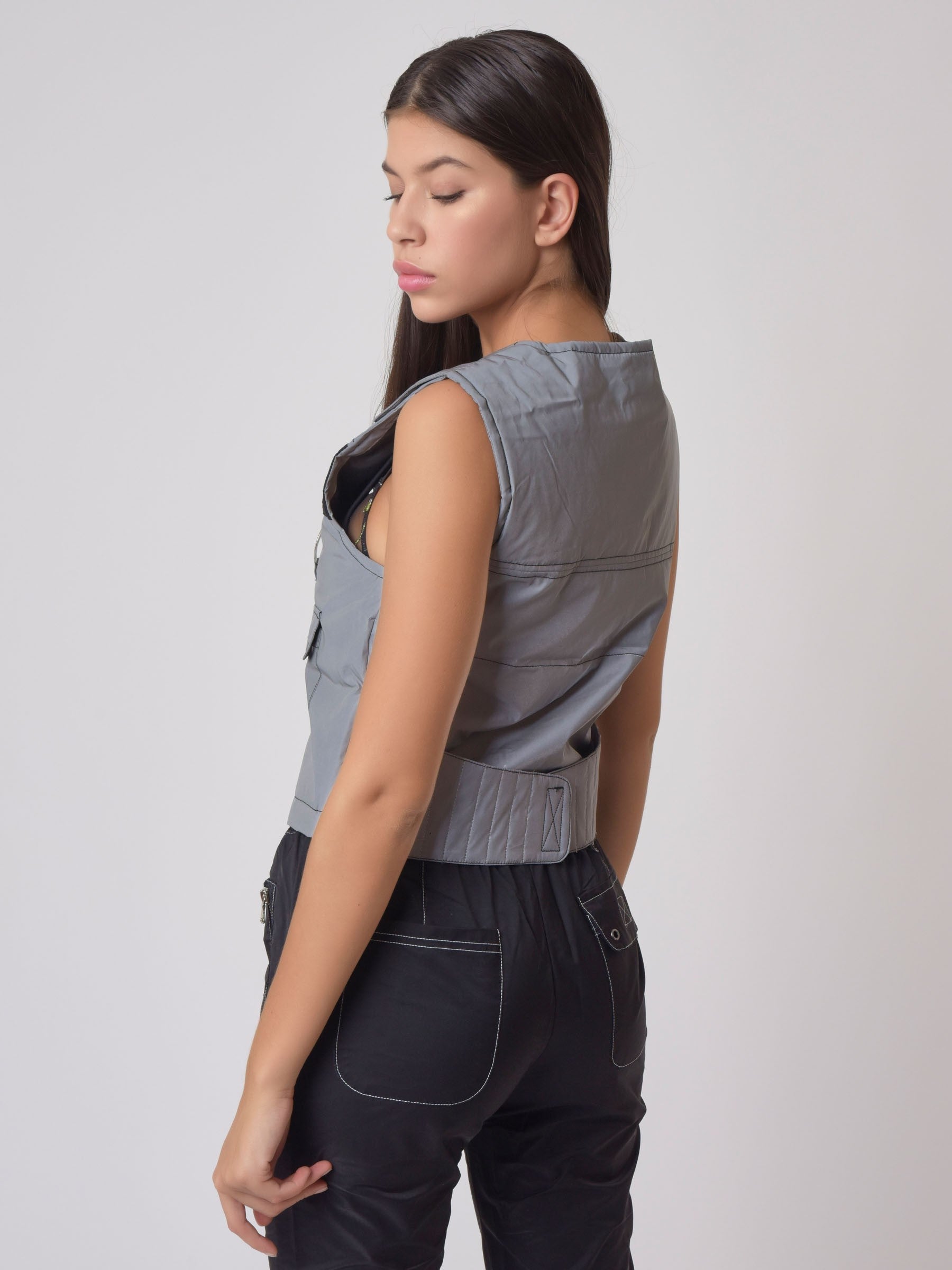 Gilet sans manches utility coutures contrastées empiècement mesh